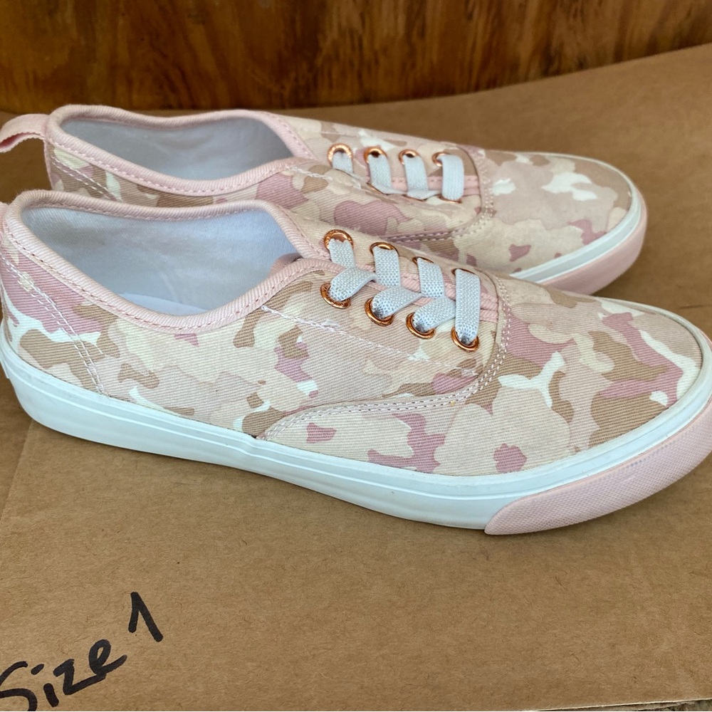 Shoes - Picture 5 of 5